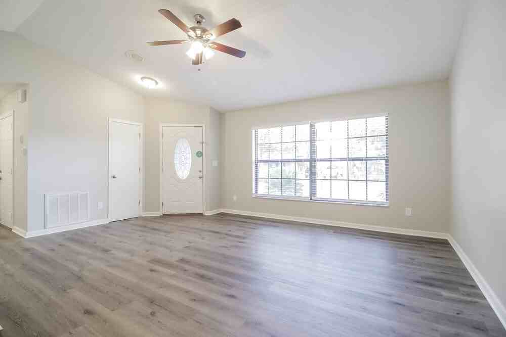 1035 Mckinnon Ave - Photo 4 of 16