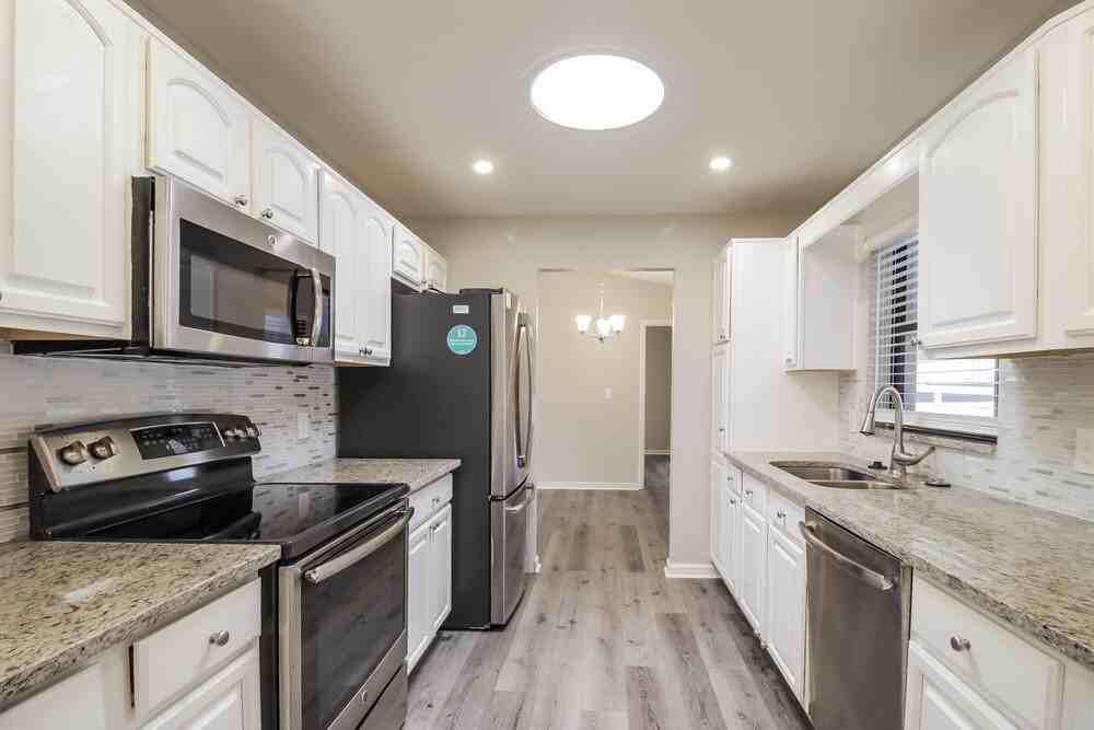 1035 Mckinnon Ave - Photo 7 of 16