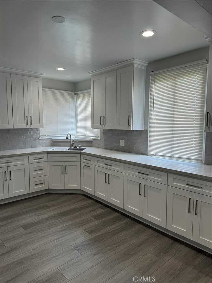 2037 N Manning St - Photo 2 of 11