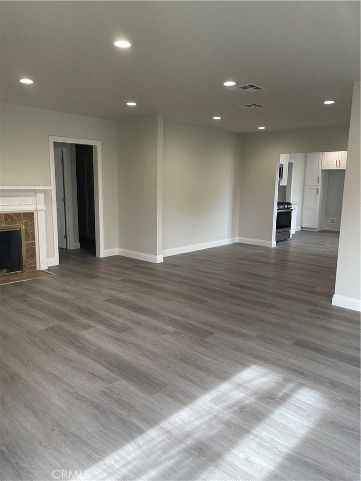 2037 N Manning St - Photo 3 of 11