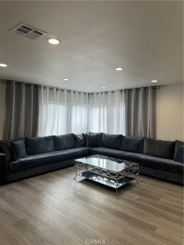 2037 N Manning St - Photo 4 of 11