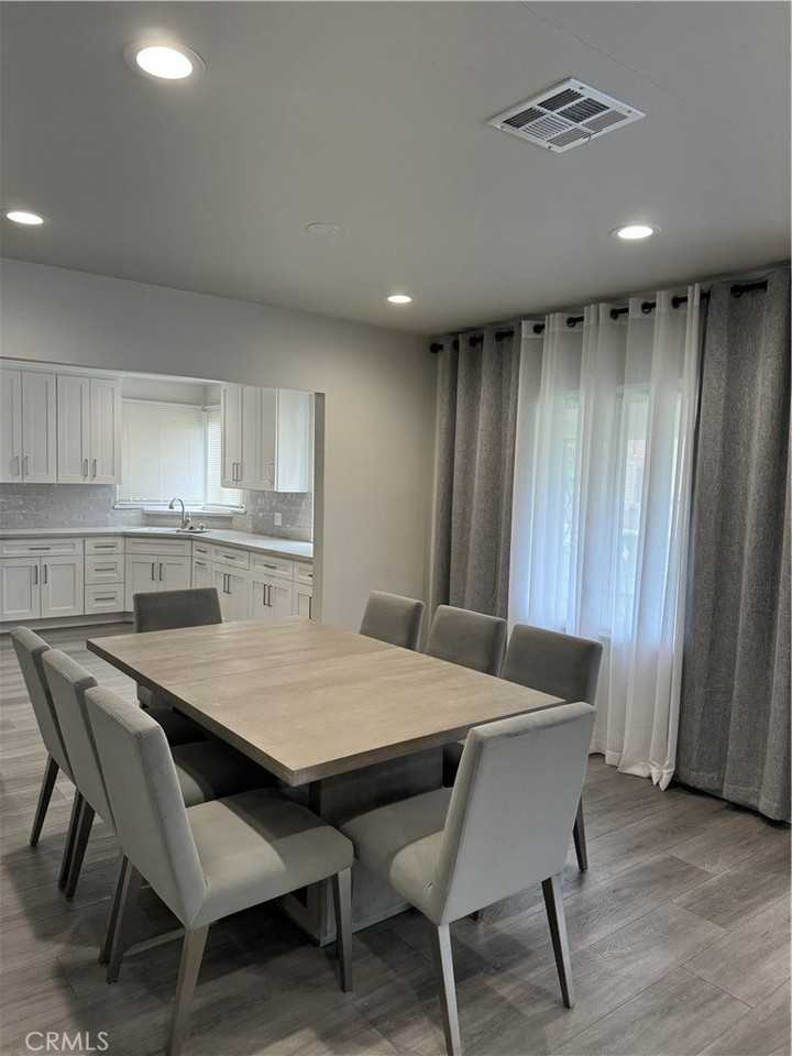 2037 N Manning St - Photo 5 of 11