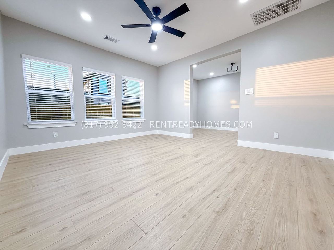 8123 Detroit St - Photo 3 of 11