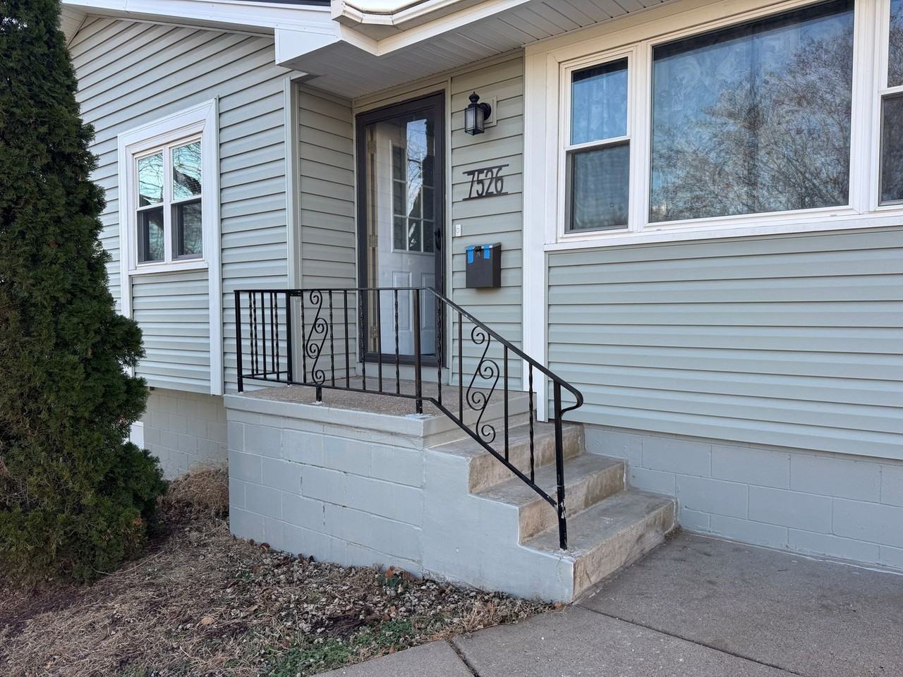 7526 S 75th Ave - Photo 5 of 32