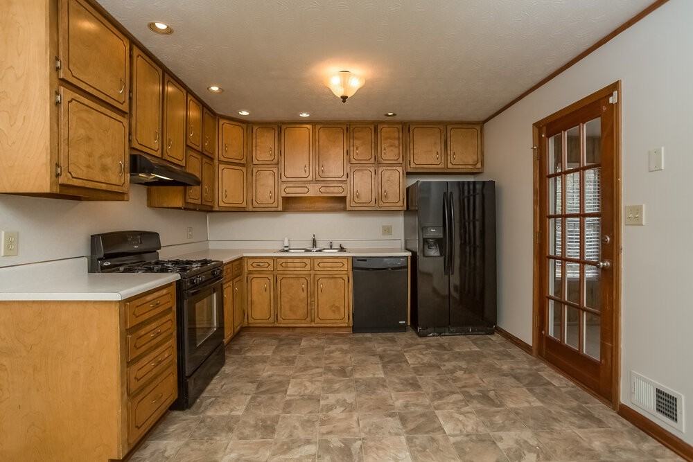 105 Bennington Dr - Photo 4 of 15