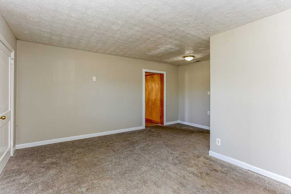 5299 Sharon St - Photo 4 of 22