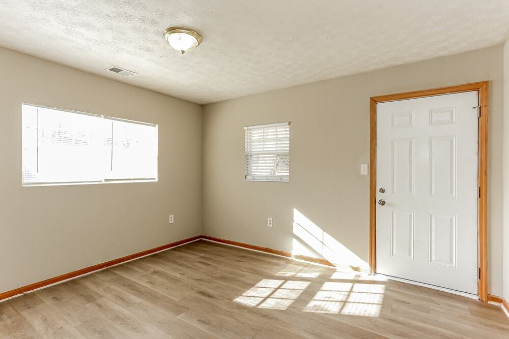 5299 Sharon St - Photo 5 of 22