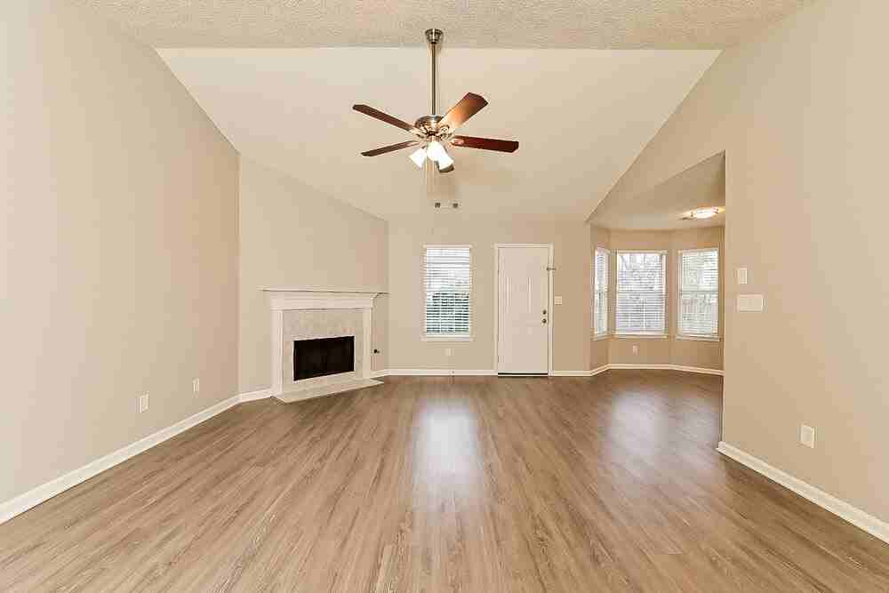 604 Fieldcrest Dr - Photo 3 of 16