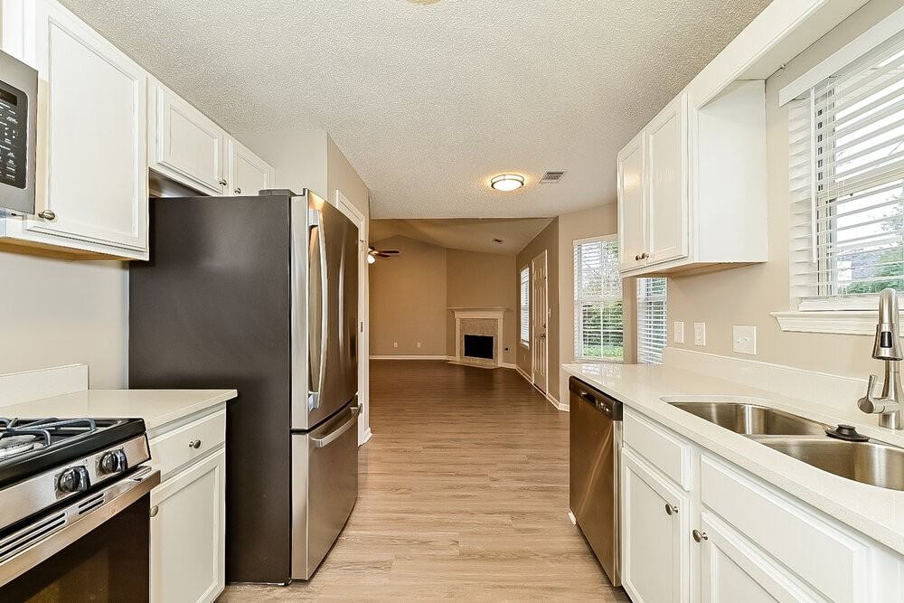 604 Fieldcrest Dr - Photo 5 of 16