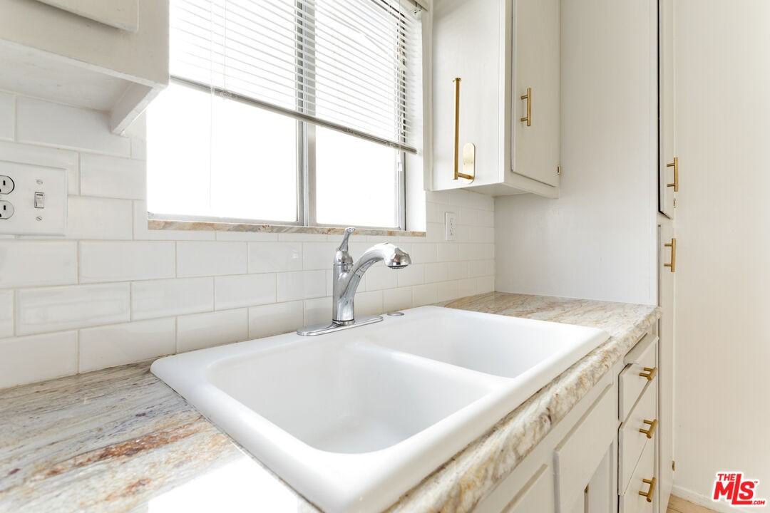 7548 Hampton Ave #7548-206 - Photo 4 of 27