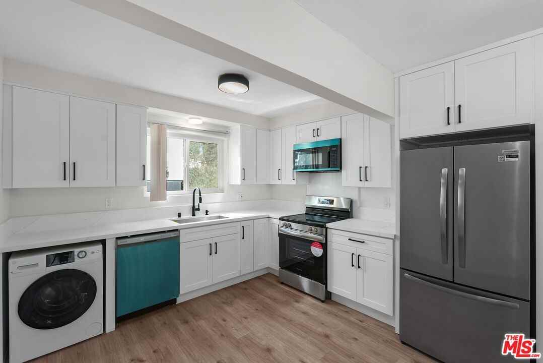 1031 N Laurel Ave #1031-1 - Photo 3 of 25