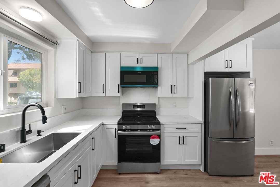 1031 N Laurel Ave #1031-1 - Photo 7 of 25