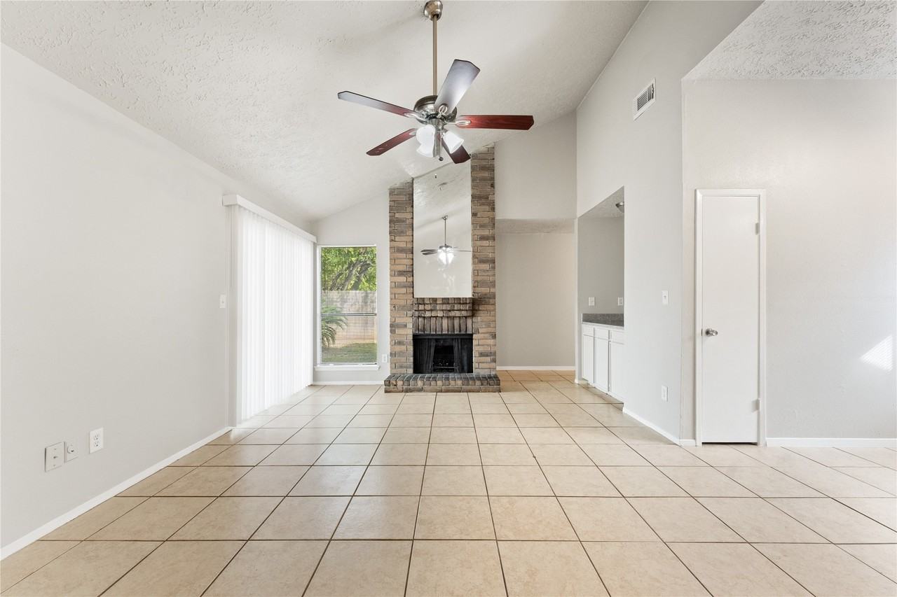 10746 Staghill Dr #10746 - Photo 4 of 34