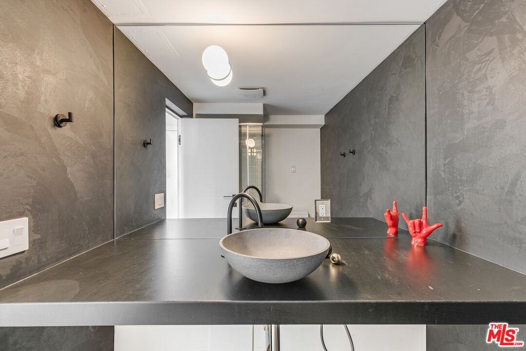 7135 Hollywood Blvd #7135-504 - Photo 5 of 48