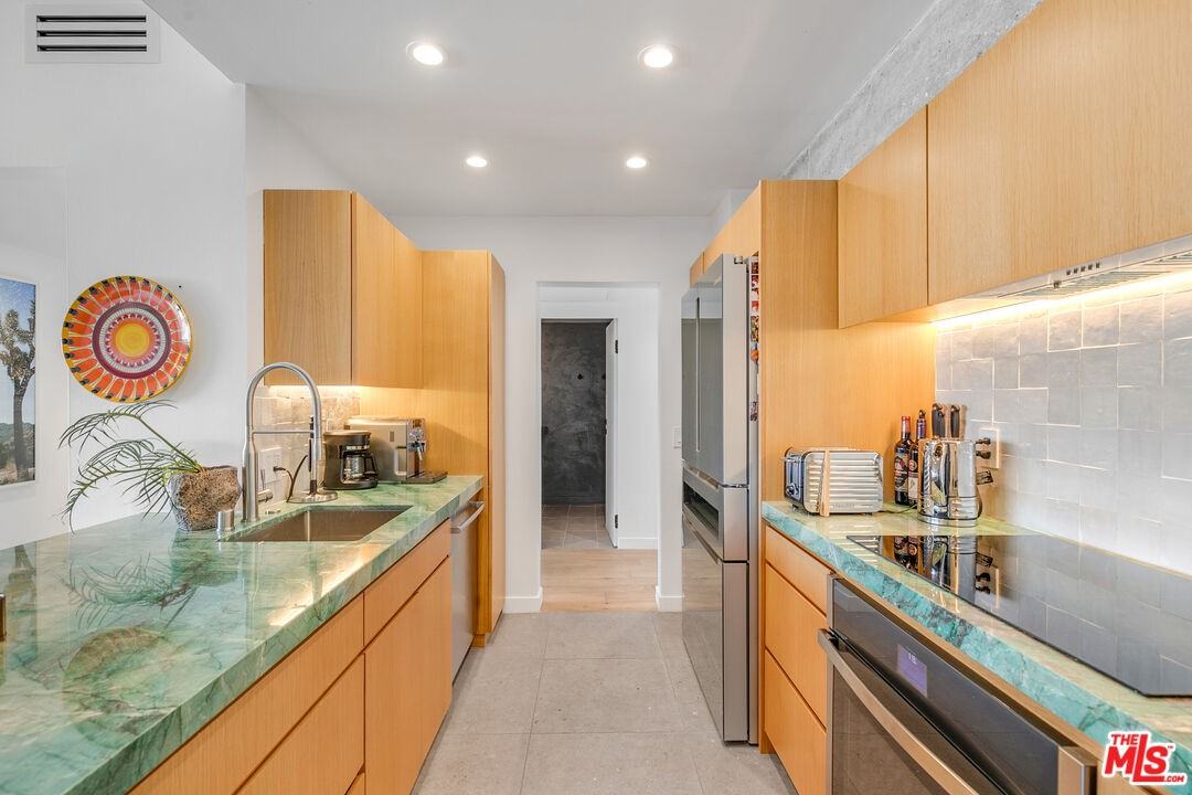 7135 Hollywood Blvd #7135-504 - Photo 6 of 48