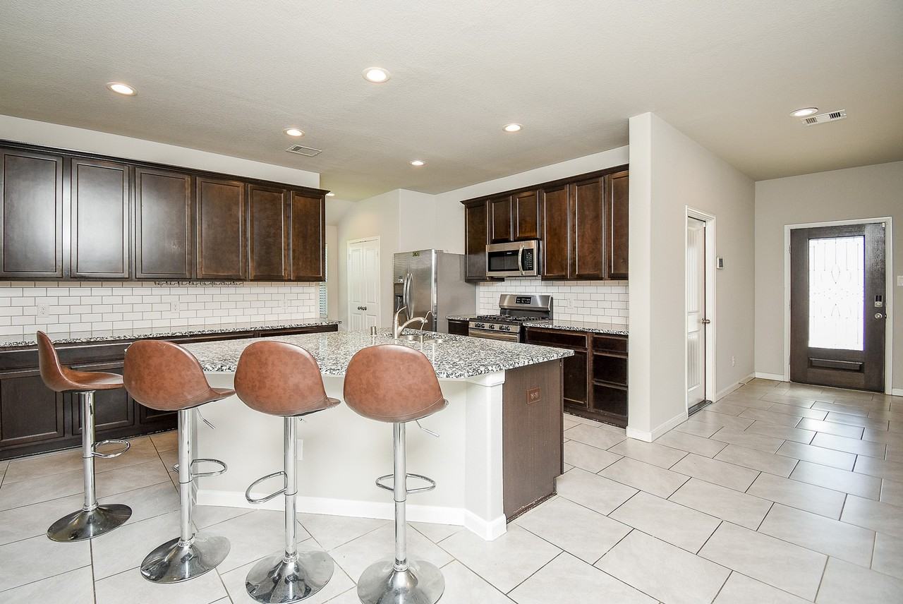 7206 Highland Chase Dr #7206 - Photo 4 of 35