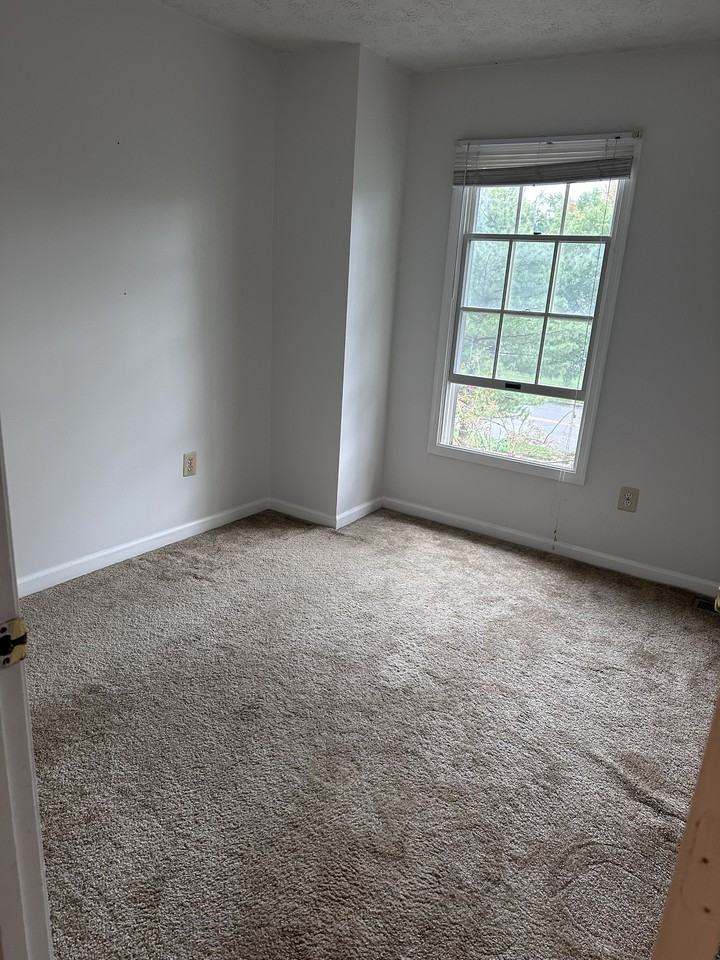 11415 Falcon Ridge Ct - Photo 3 of 5