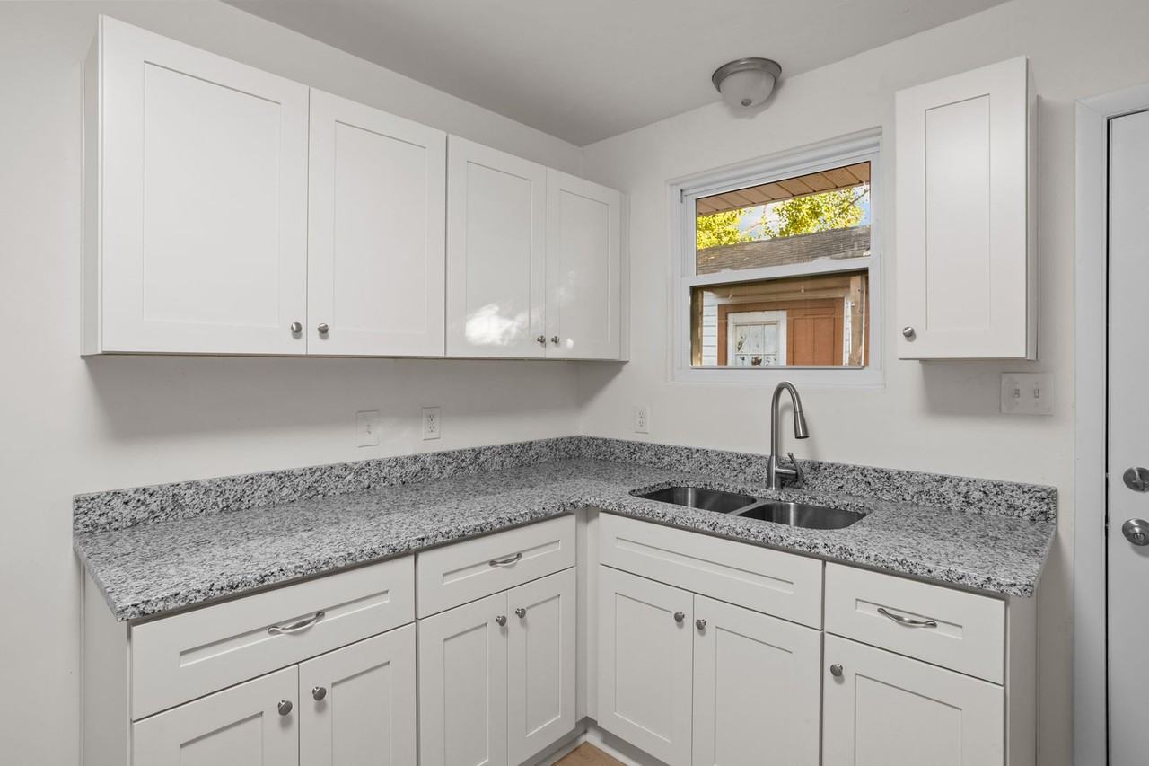 2002 Flower Ln - Photo 5 of 11