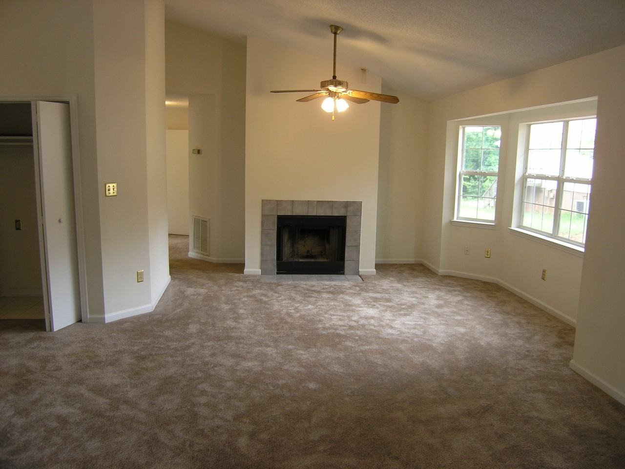 16 Silver Spur Ct #1 - Photo 3 of 7