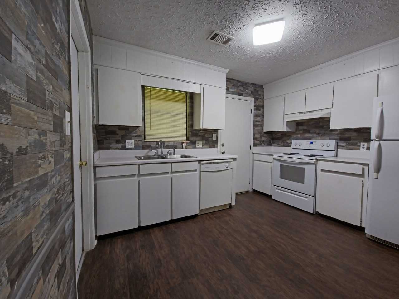 1808 Kings ChapelUnit 15 #15 - Photo 3 of 8