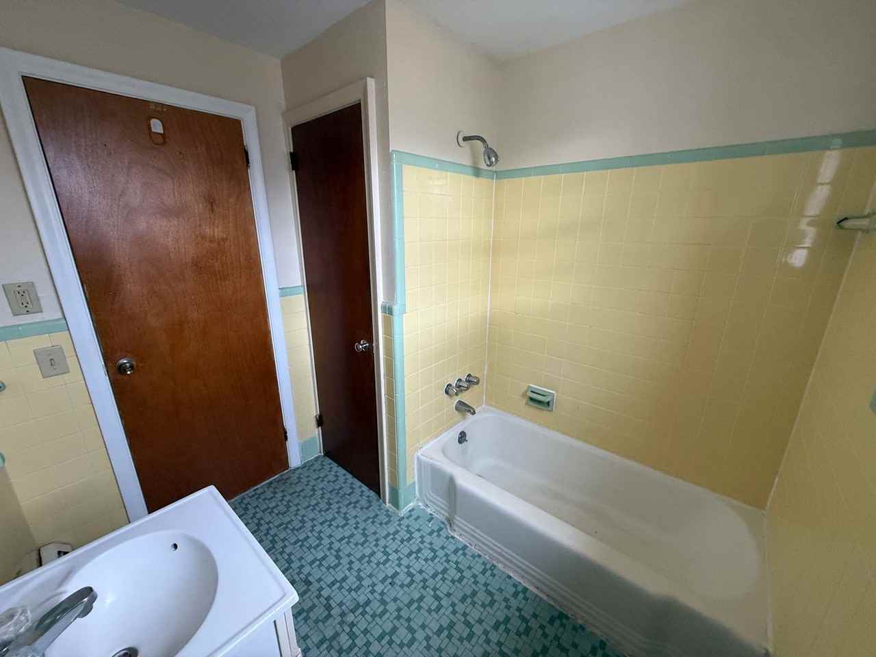 149 Adelaide St - Photo 7 of 8