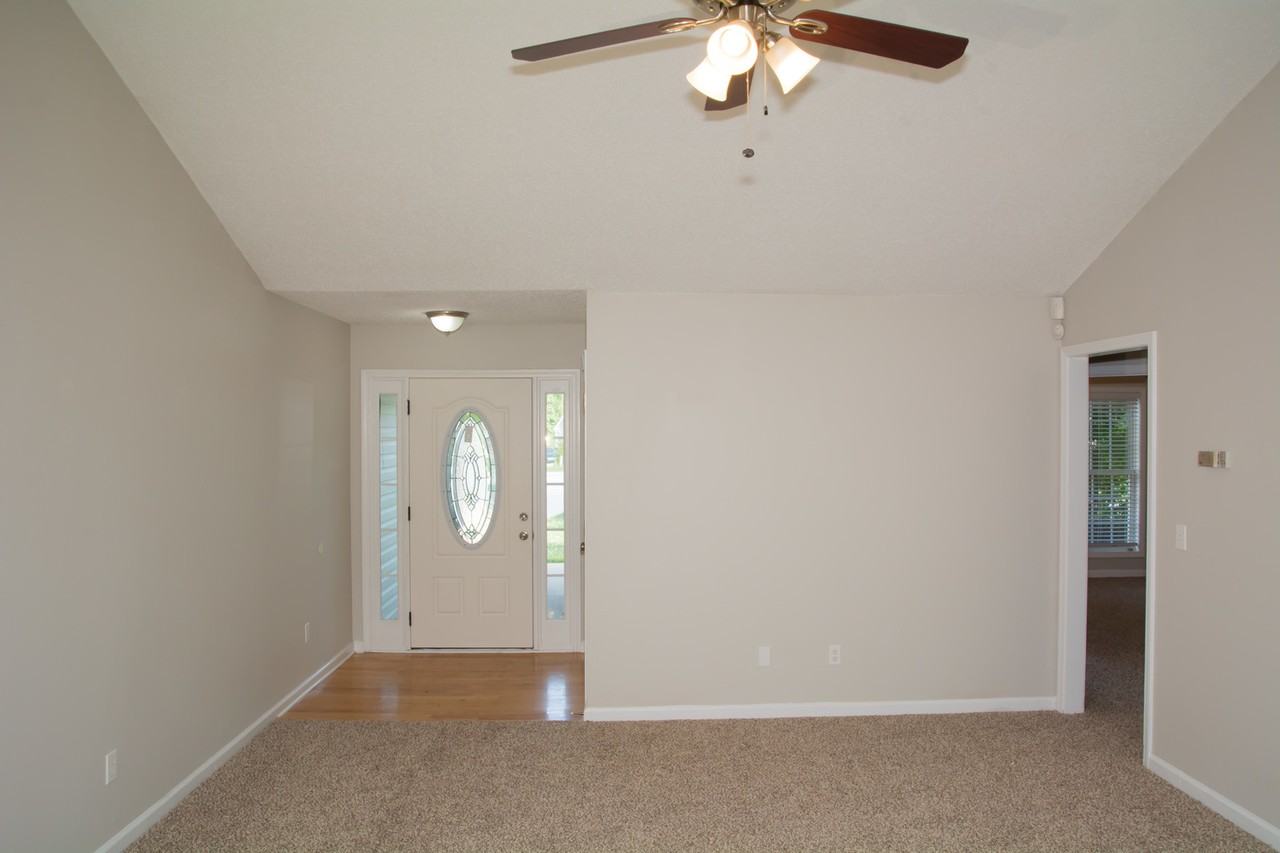 105 Stoneybrook - Photo 3 of 20