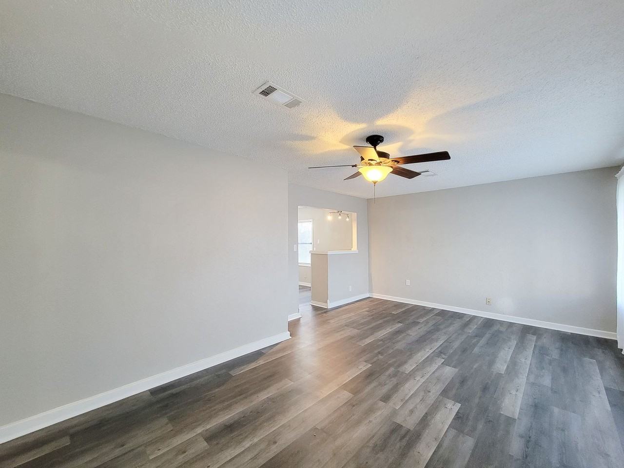 4817 Lawndale St - Photo 5 of 27