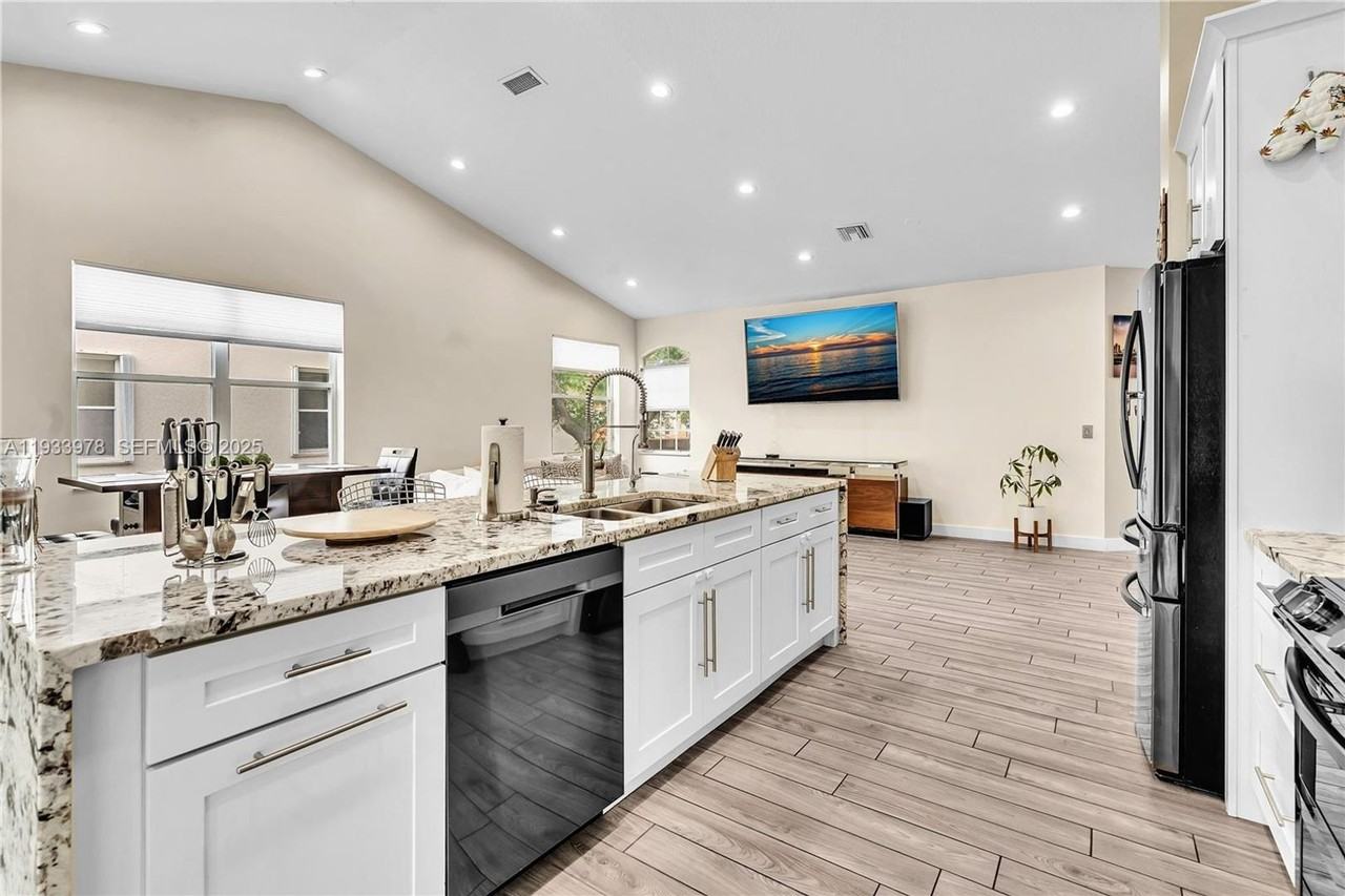 8520 8520 Via Romana 82U - Photo 2 of 16