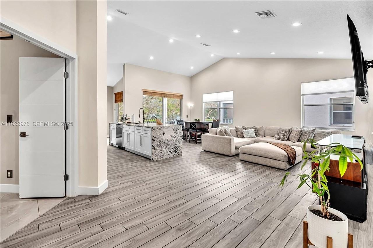 8520 8520 Via Romana 82U - Photo 4 of 16