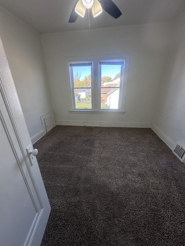 3412 E 147th St #3 - Photo 6 of 18