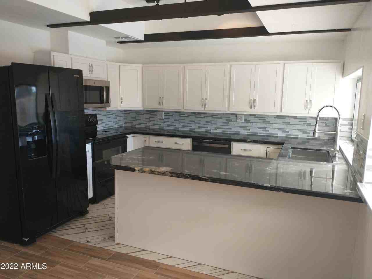 13802 N 17th Ave - Photo 3 of 31