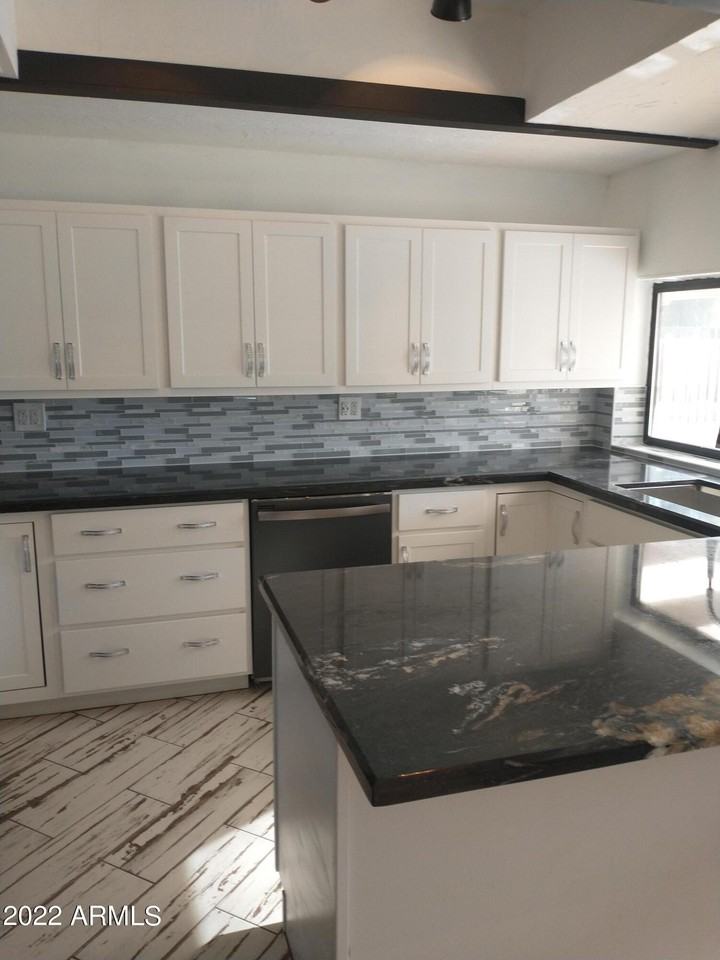 13802 N 17th Ave - Photo 7 of 31