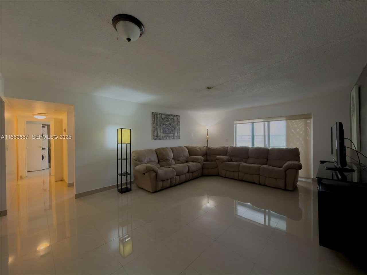 325 W Laurel Dr #2L - Photo 2 of 29