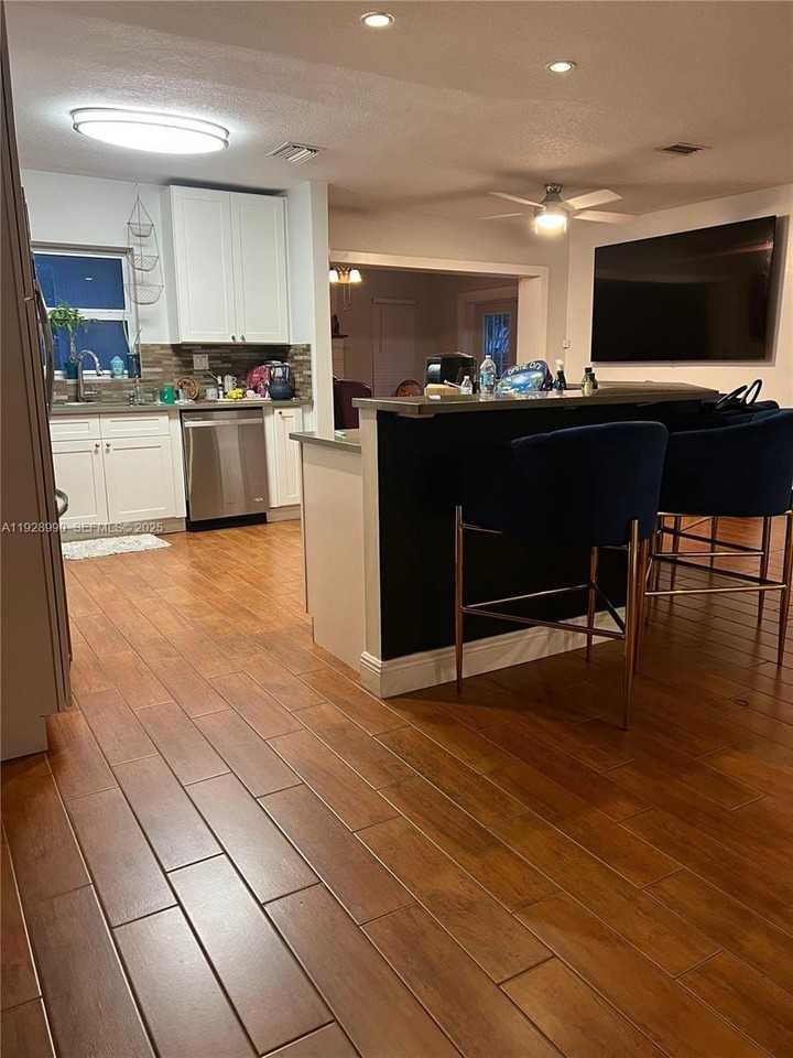 1040 Lyons Park Dr - Photo 4 of 14