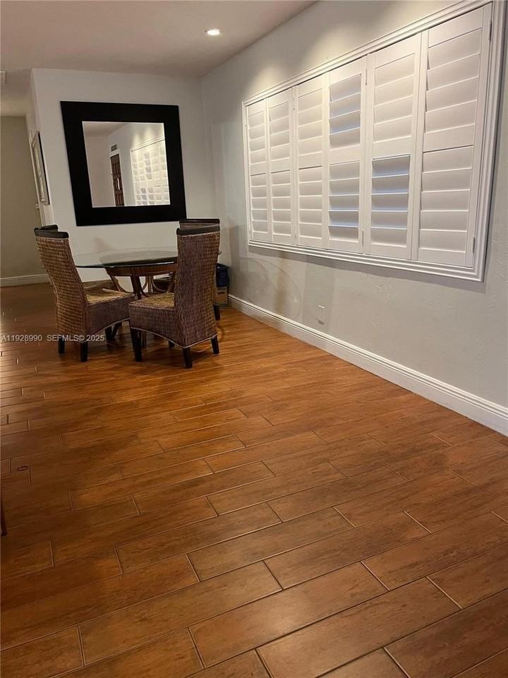 1040 Lyons Park Dr - Photo 7 of 14