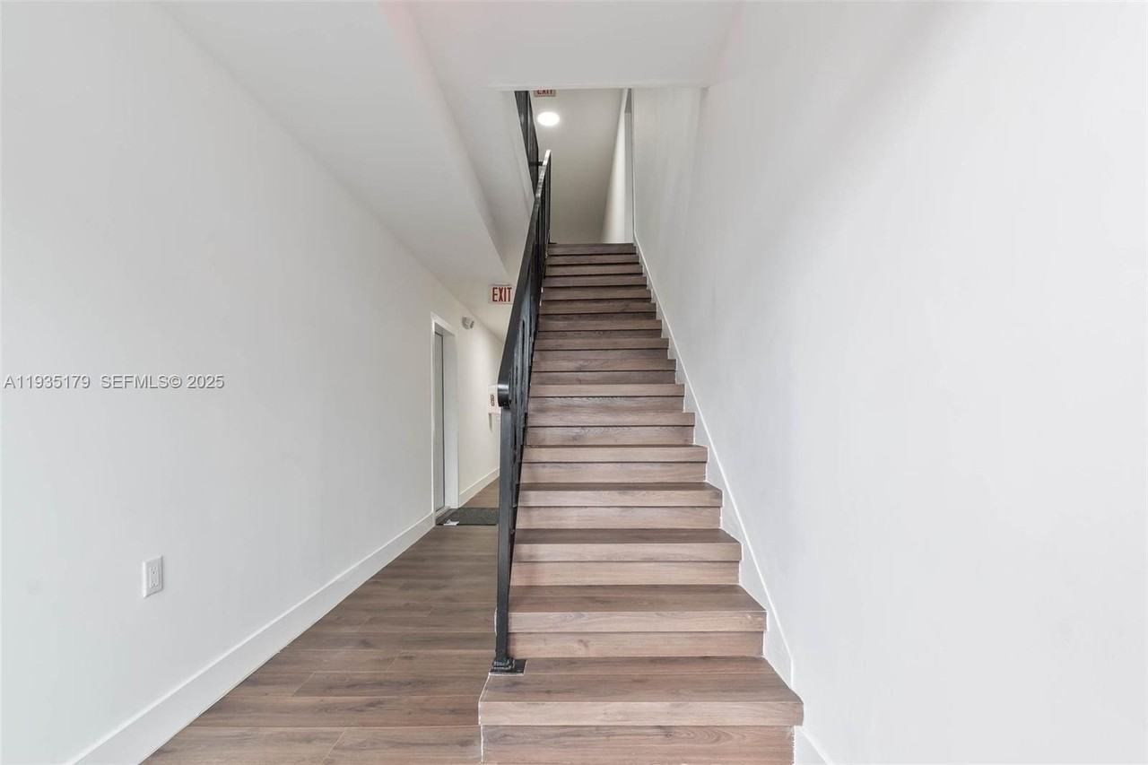 858 Nw 3rd St #5 - Photo 5 of 18