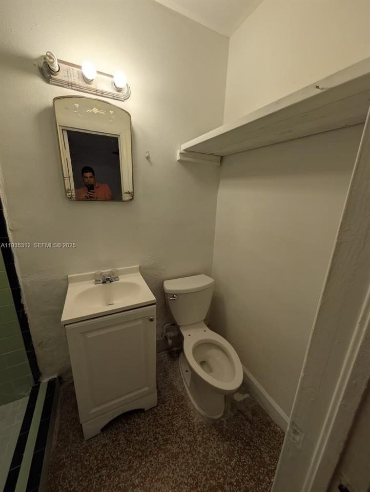 2928 Sw 10th St #4 - Photo 5 of 8