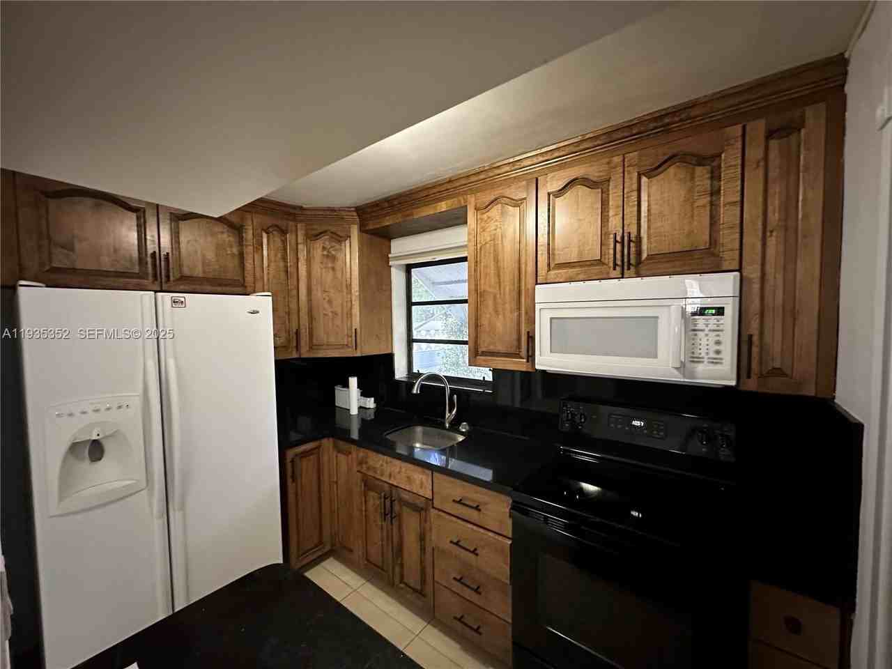 7880 Nw 11th St - Photo 4 of 24