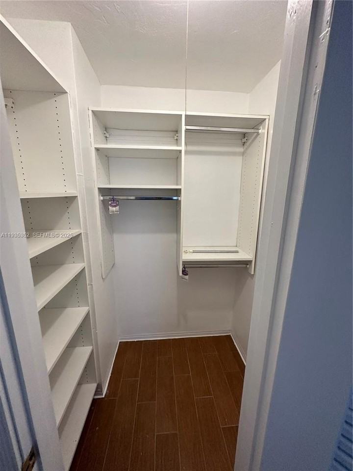 7880 Nw 11th St - Photo 6 of 24