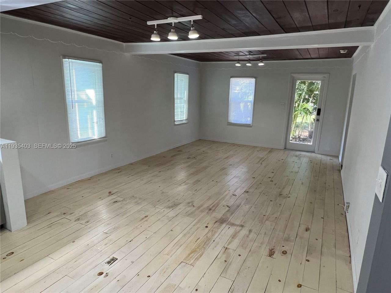 606 Sw 11th St #0 - Photo 4 of 19