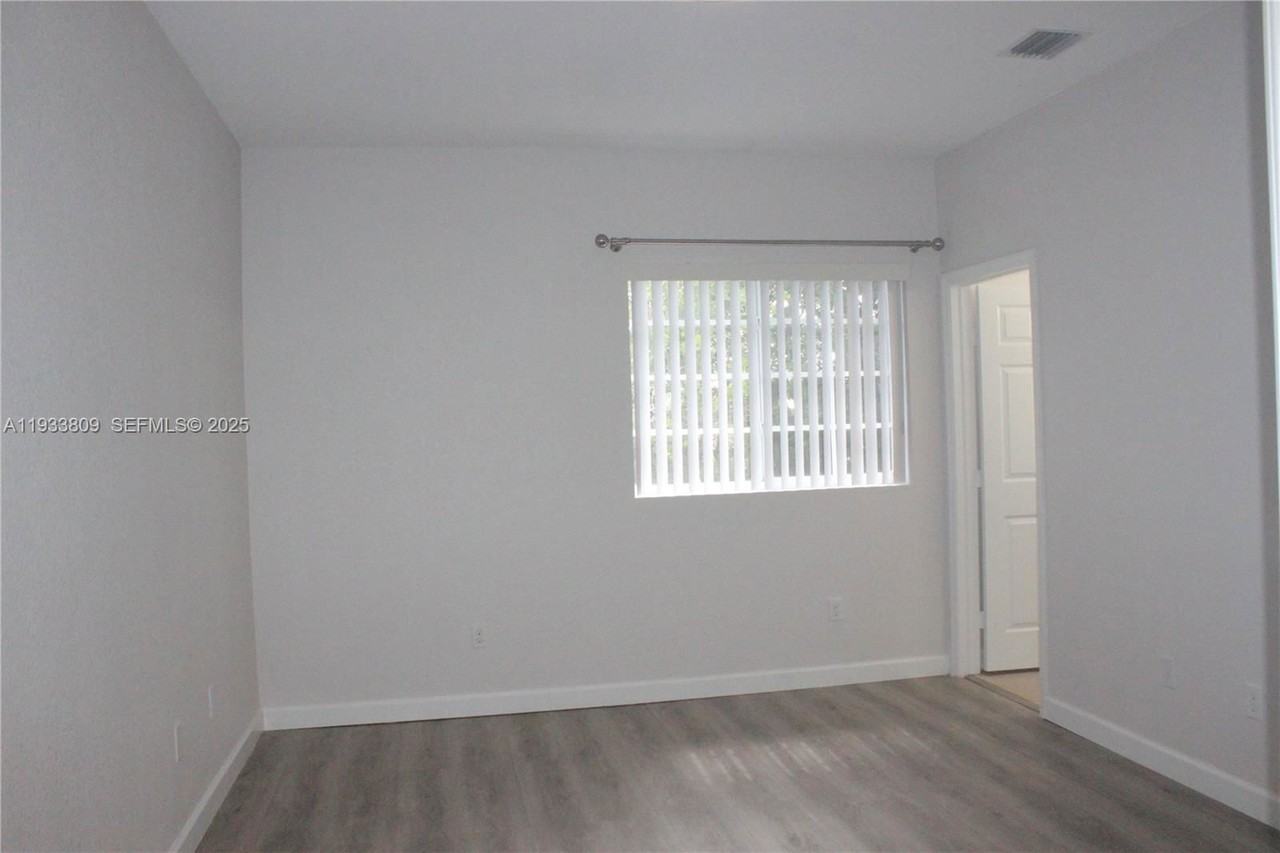 3558 Nw 29th Ct - Photo 3 of 8