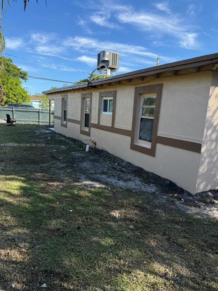 631 Nw 17th Ave - Photo 2 of 8