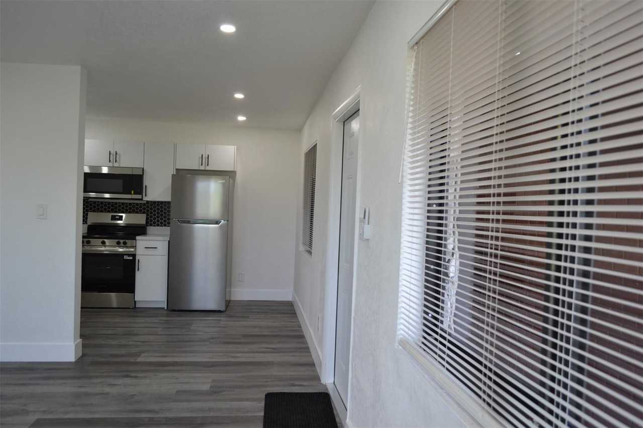 940 Nw 8th Ave - Photo 3 of 8