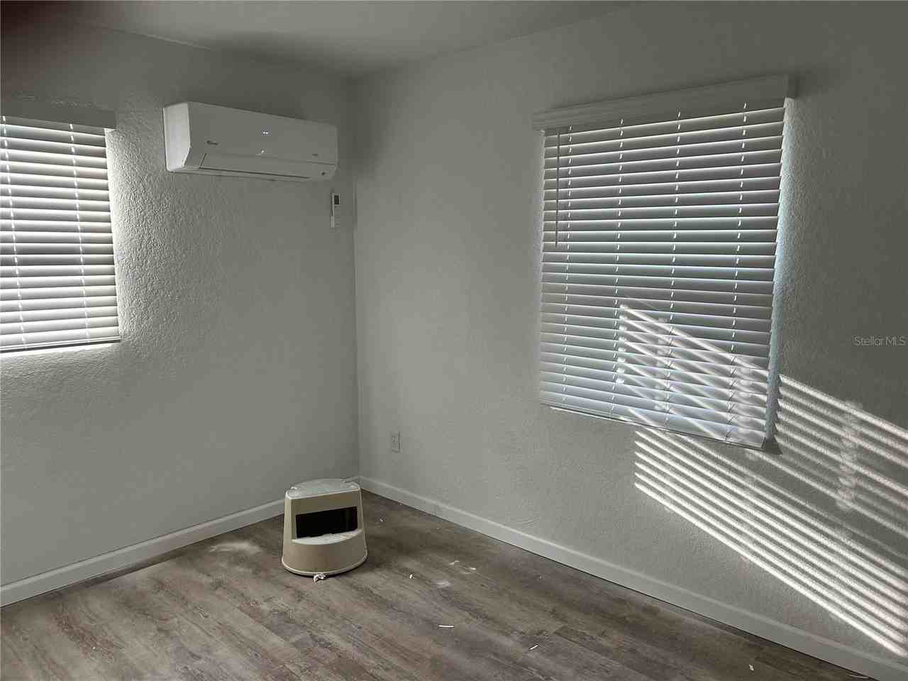 21828 Virginia Dr - Photo 4 of 12