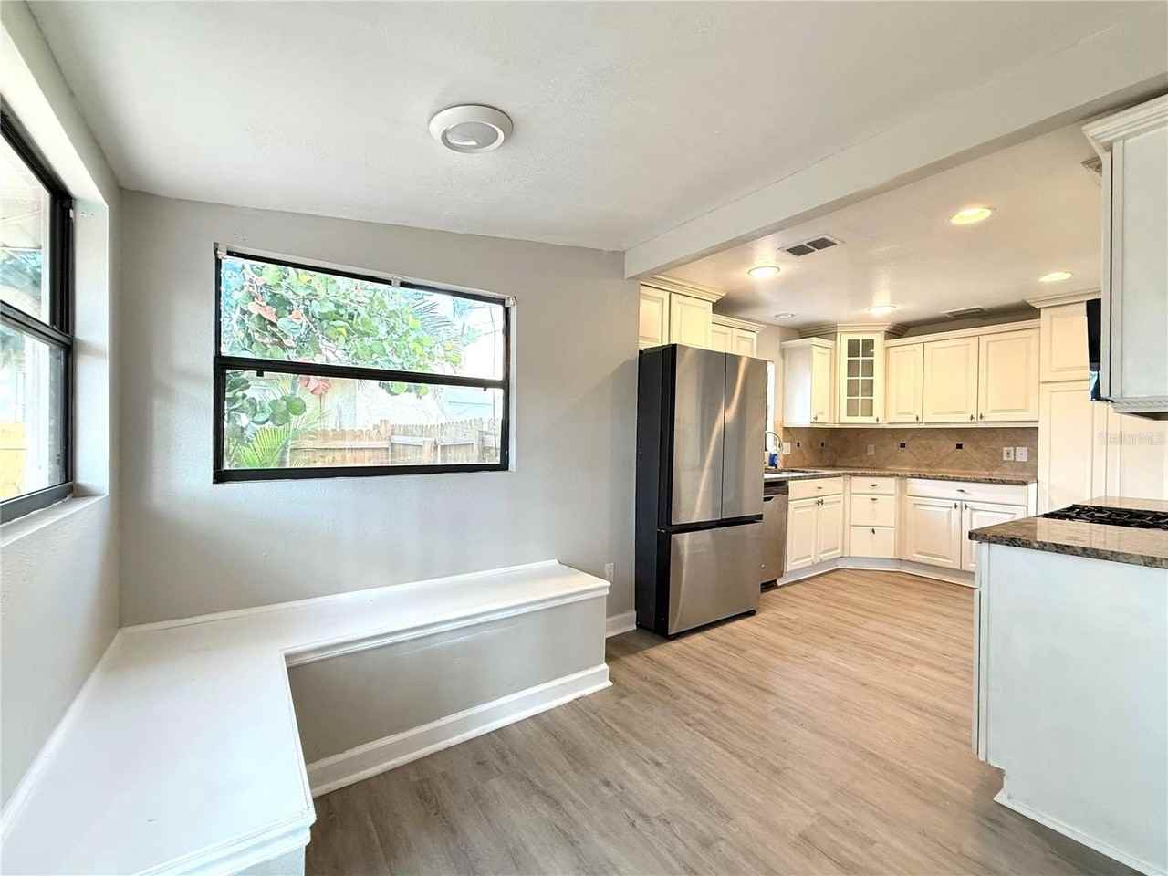 5530 Crissman Dr N - Photo 3 of 21