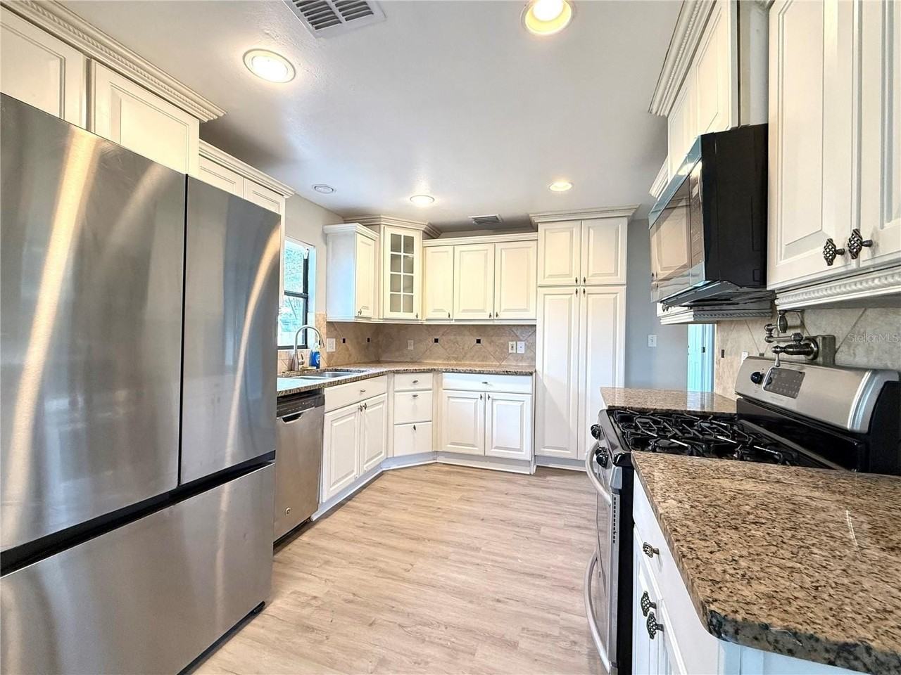 5530 Crissman Dr N - Photo 6 of 21