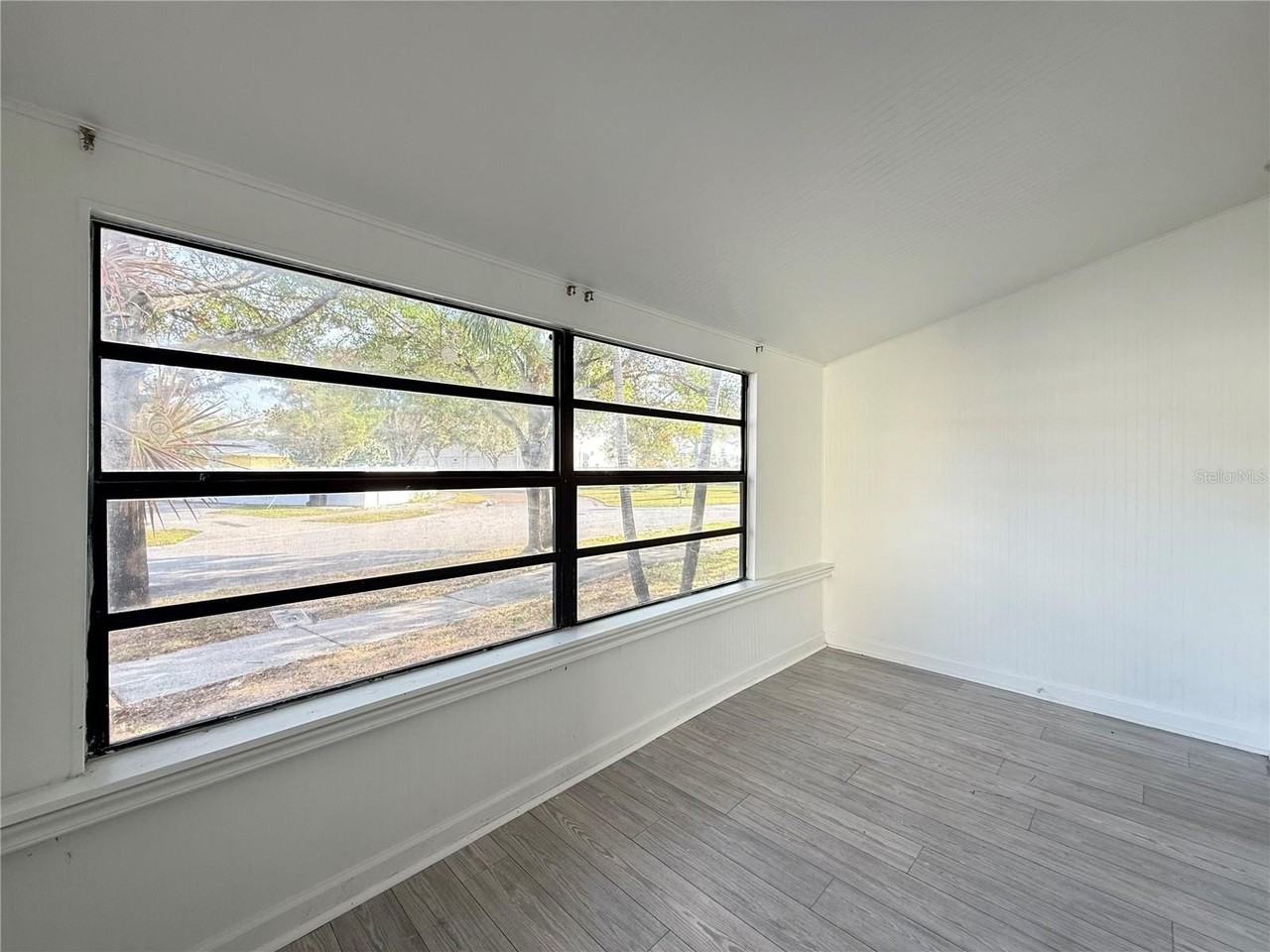 5530 Crissman Dr N - Photo 7 of 21