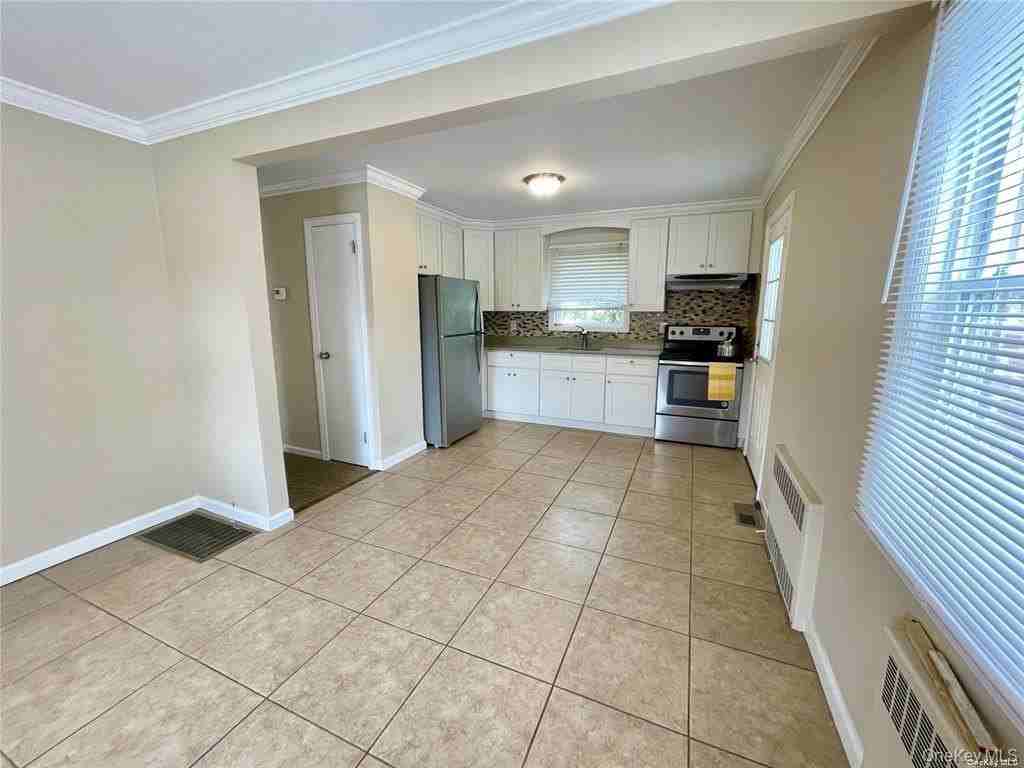 118 Manhattan Ave - Photo 5 of 10