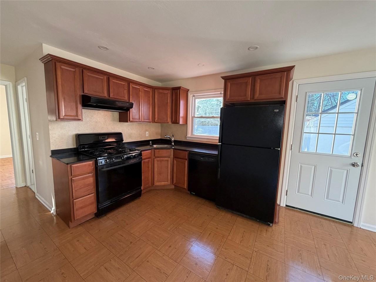 98 Lakewood Ave - Photo 2 of 15