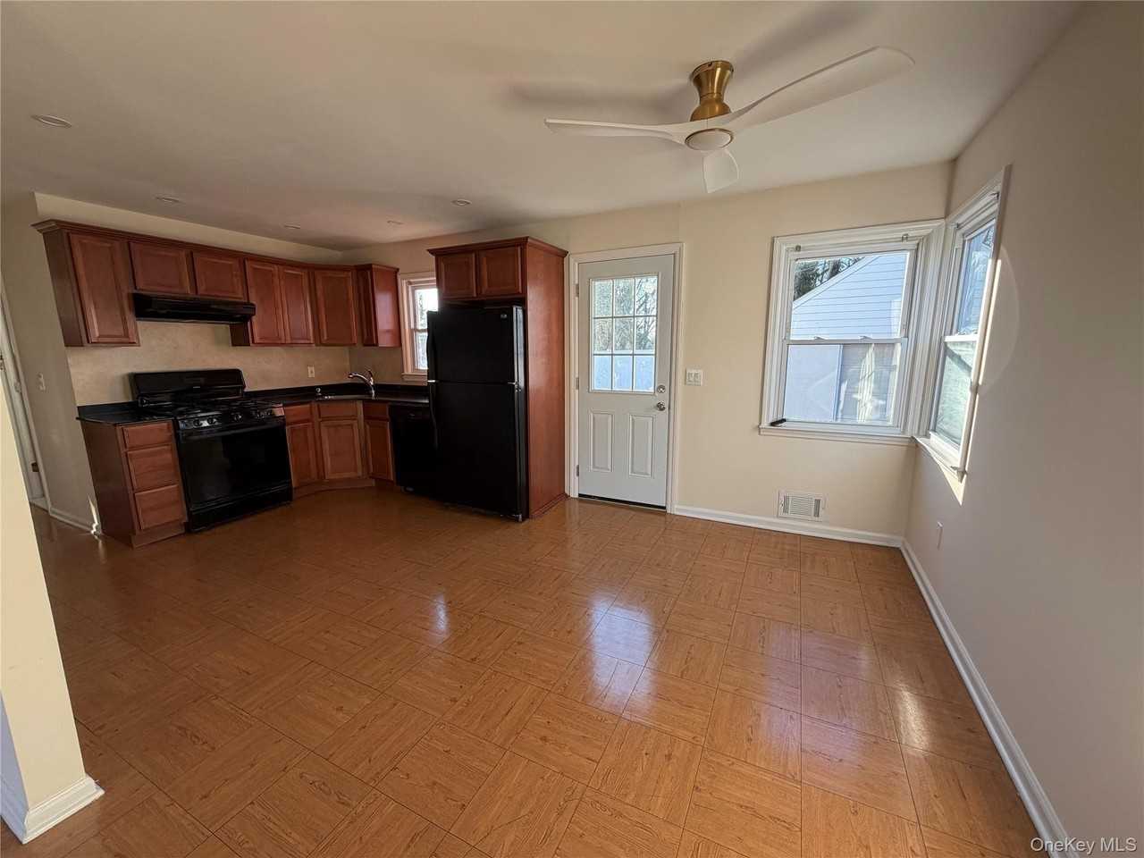 98 Lakewood Ave - Photo 3 of 15